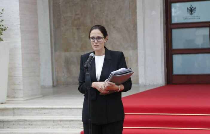 Bashkëshorti i ministres Delina Ibrahimaj qëllon me thikë drejtorin e