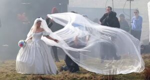 Margot Robbie mahnit me një fustan martese dramatik në xhirimet e “Wuthering Heights” nga Emerald Fennell