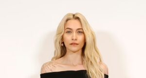 Paris Jackson shkëlqen me një fustan transparent në Javën e Modës në Paris