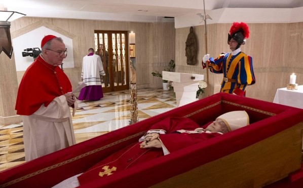 Vatikani publikon pamjet e Papa Franceskut në arkivol, do shihet dhe ...