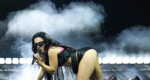Charli XCX ndez skenën e Glastonbury me një paraqitje provokuese dhe energji shpërthyese