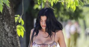 Kylie Jenner shfaqet mahnitëse me sytjena sateni gjatë pushimeve luksoze në Toskanë
