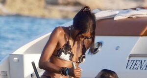 Naomi Campbell mahnit me bikini elegante në jahtin luksoz të Mohammed Al Turki në Spanjë