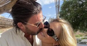 Emily Atack duket e dashuruar kokë e këmbë me të fejuarin Alistair Garner gjatë pushimeve në Spanjë