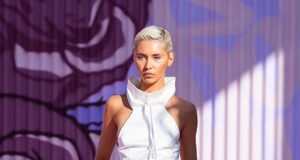 Iris Law mahnit publikun në sfilatën e Off-White në New York