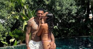 Leigh-Anne Pinnock mahnit me linjat trupore – pozon me bikini pranë bashkëshortit Andre Gray