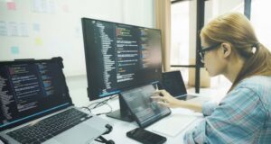 Shqipëria kryeson Ballkanin për përfshirjen e grave në TIK, por mbetet pas në punësim