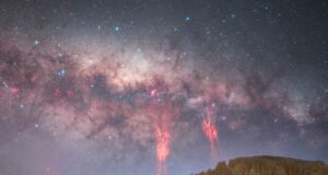 ‘Një rastësi e përsosur’: Vetëtimë e rrallë e kuqe, kapet në qiellin e Zelandës së Re