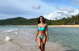 Nicole Scherzinger mahnit në plazh me bikini blu, tregon linjën perfekte në moshën 47-vjeçare