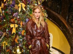 Rosie Huntington-Whiteley shkëlqen në eventin e Burberry-t për pemën e Krishtlindjeve