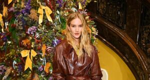 Rosie Huntington-Whiteley shkëlqen në eventin e Burberry-t për pemën e Krishtlindjeve