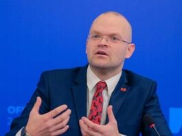 Lëvizjet e brendshme në selinë blu, Aulon Kalaja tregon detaje nga takimi mes demokratëve