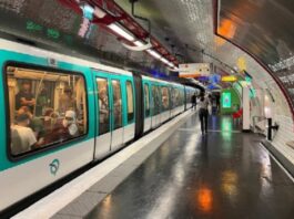 3 gra të plagosura në një sulm me thikë në Paris