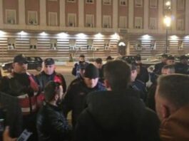 Tensioni rritet/ Lapaj ngre çadër para Kryeministrisë, policia ndërhyn dhe e heq me forcë