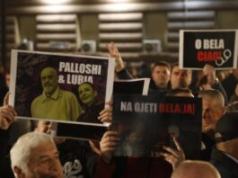 “’Na gjeti Bela(ja)’, ‘Lubia dhe Palloshi’, ‘O Bela ciao’”, protestuesit e PD “thumbojnë me pankartat në protestë