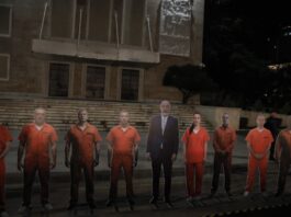 ‘Foltorja 2’/ Opozita ‘vesh me pranga’ ish-zyrtarët e PS, nis protestën me simbolikën e veçantë