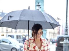 Lauren Sanchez elegante në shi gjatë Paris Fashion Week