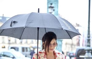 Lauren Sanchez elegante në shi gjatë Paris Fashion Week