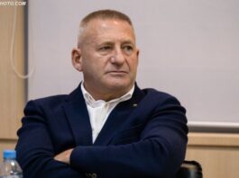 Nard Ndoka ironizon Ramën: U ftua si kryeministër, zgjodhi të sillet si dado