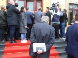 U katandis lideri historik në një breshkë që ndjek nga pas Salianjin!