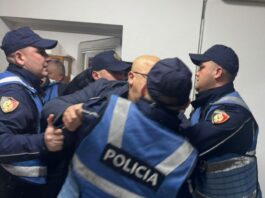 20 protestues të shoqëruar në polici, tensionohet situata në komisariatin nr.1 në Tiranë. Qytetarë dhe deputetë të PD futen brenda ambienteve