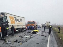 Pamjet tragjike! Momenti kur furgoni i tifozëve të PAOK-ut përplaset me kamionin në Rumani