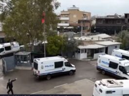 Drejtoria e Burgjeve publikon pamje nga transferimi i 142 të dënuarve në burgjet e Peqinit dhe Durrësit