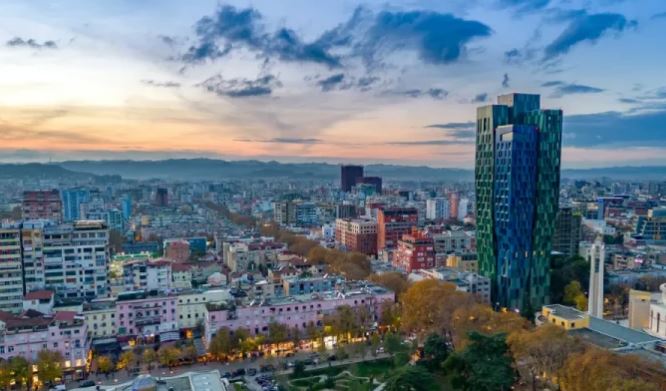 Dimerore “Irish Sun”: Tirana, arratisja dimërore e irlandezëve - Gazeta Bulevard