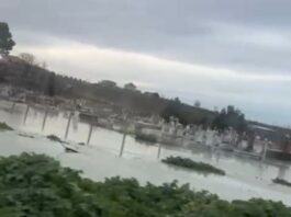 Pamje dramatike në Durrës, lumi Erzen del nga shtrati dhe përmbyt varrezat