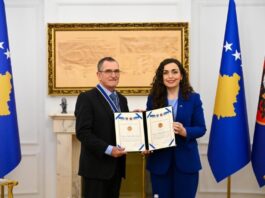 Presidentja Osmani dekoron mjekun australian me Medaljen “Shën Tereza”