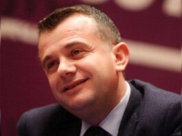 ‘Hajdutë, mashtrues’, qytetarët masakrojnë Taulant Ballën pasi postoi video nga bllokimi i rrugës në Dragostunjë