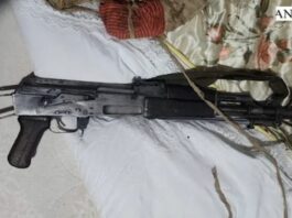 Arrestohet flagrancë 48-vjeçari në Tiranë/ Mbante fshehur në banesë, kallashnikov