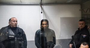 Publikohen fotot e vrasësit Saraiva në gjykatë, Daily Mail: 1 milion paund për të vrarë Ardian Nikulajn!