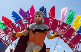 850 vite histori në një festival/ Mijëra njerëz mblidhen për një traditë që nisi në Mesjetë