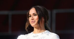 Meghan Markle rikthehet në qendër të vëmendjes pas zërave për ‘The Gentlemen’
