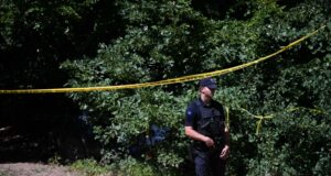 Kurti: Është konfirmuar identiteti i tri viktimave nga varret masive në Zubin Potok, i përkasin ‘Grupit të Intelektualëve’